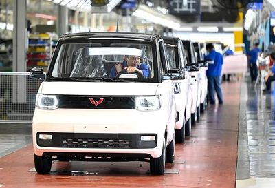 新能源車市場(chǎng)“兩頭熱、中間冷” 特斯拉與五菱宏光霸榜背后的中端市場(chǎng)困局